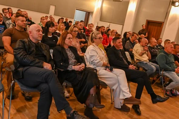 Publiczność na sali wielofunkcyjnej w Szczańcu podczas spotkania z Jerzym Górskim