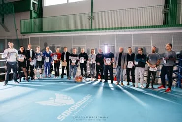 Uczestnicy gali boksu z okazji 15-lecia BKS Sokół Team na ringu w hali OSiR Police