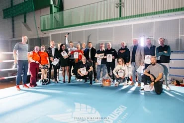 Wspólne zdjęcie uczestników gali boksu BKS Sokół Team z dyplomami