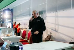 Prowadzący z mikrofonem podczas gali boksu na hali OSiR Police