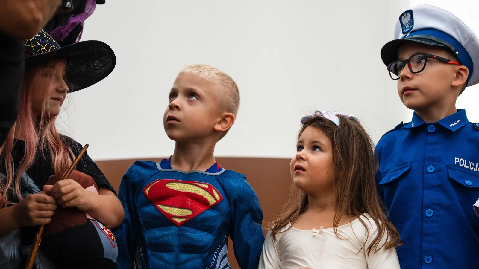 Dzieci w bajkowych kostiumach - czarownica, Superman, wróżka i policjant - na finałowym ogródku rodzinnym na Bulwarze Nadodrzańskim w Głogowie