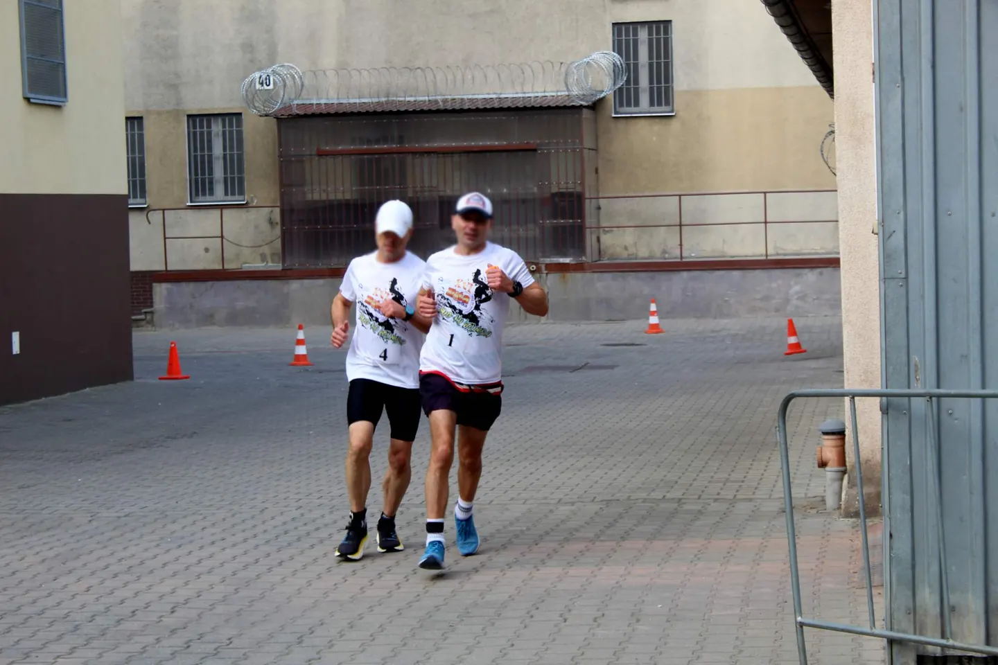 Biegacze na trasie półmaratonu wokół dziedzińca Zakładu Karnego w Rawiczu